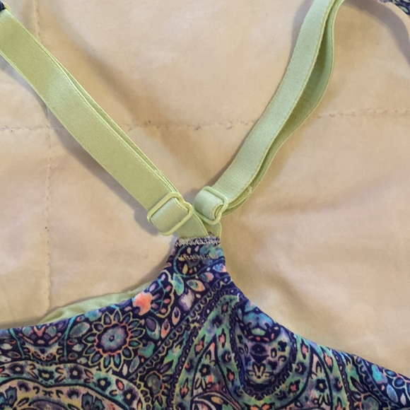 Victoria’s Secret 34dd lightly lined plunge wireless bra - Picture 2 of 4